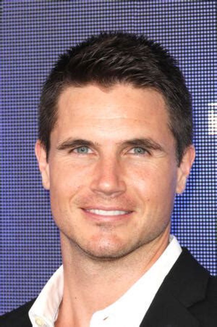 Robbie Amell Biography ·